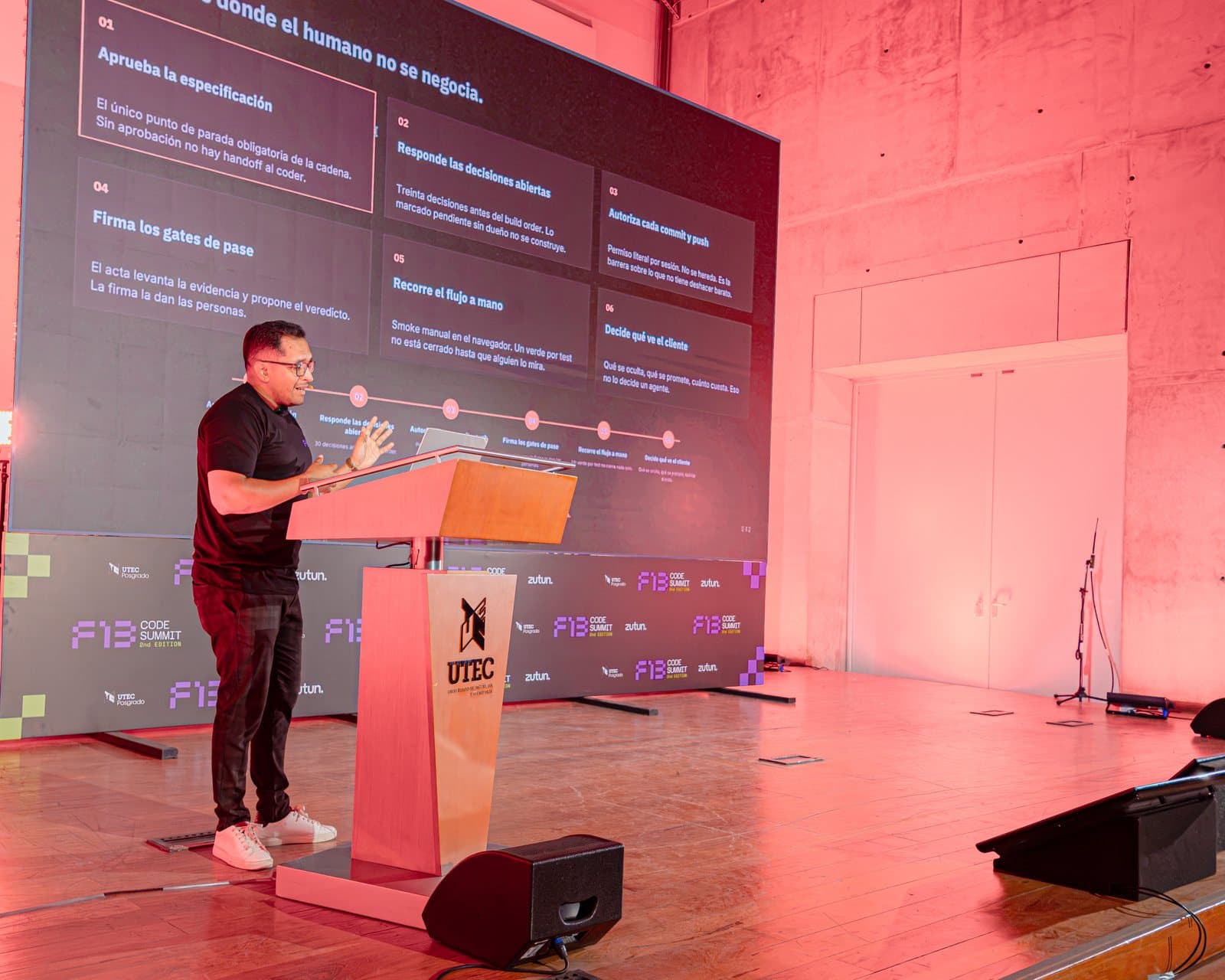 José Andonaire en el escenario del F13 Code Summit en UTEC, Lima, frente a más de 600 programadores