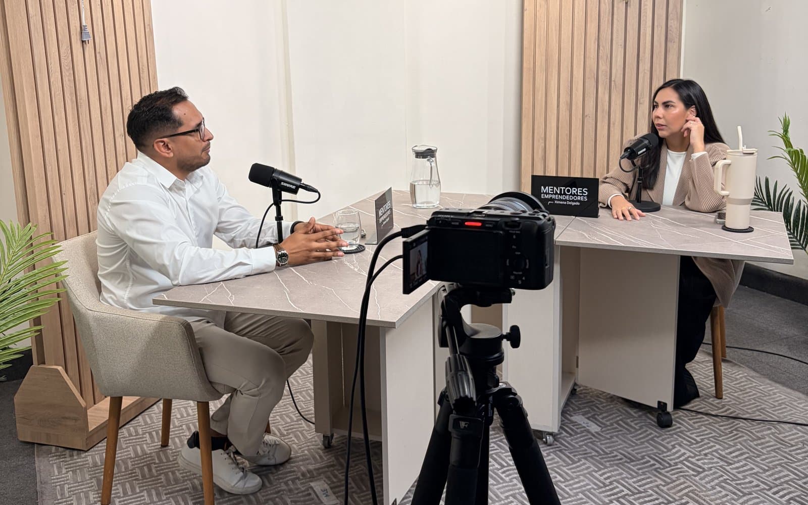 José Andonaire en la grabación de un podcast, frente al micrófono y la cámara